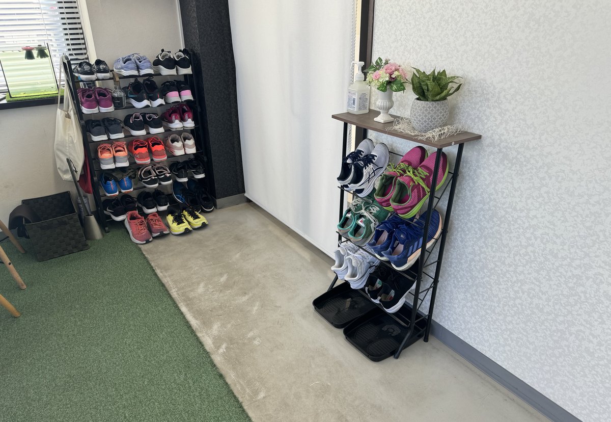 シューズ置き場に並んだトレーニングシューズ