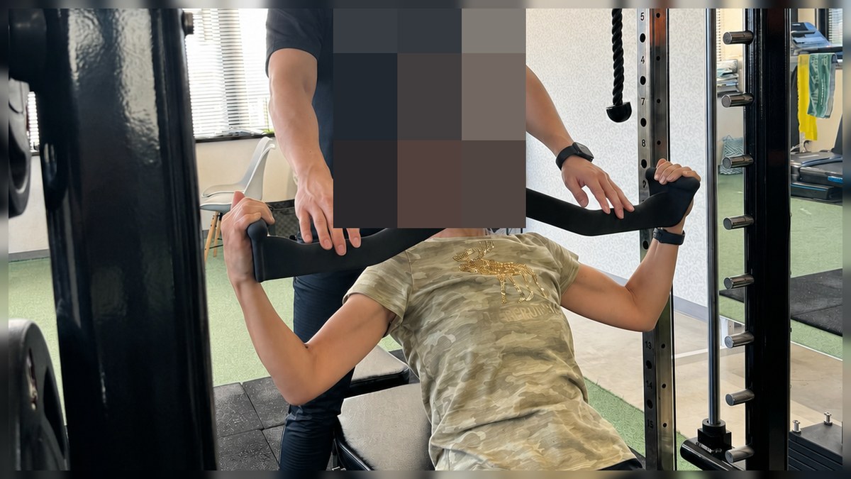 50代女性のお客様がトレーニング指導を受けている様子