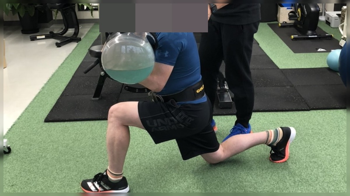 50代男性のお客様がトレーニング指導を受けている様子